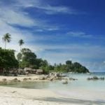 pantai trikora dengan berbatuan
