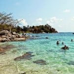 batuan besar dan air laut yang jernih