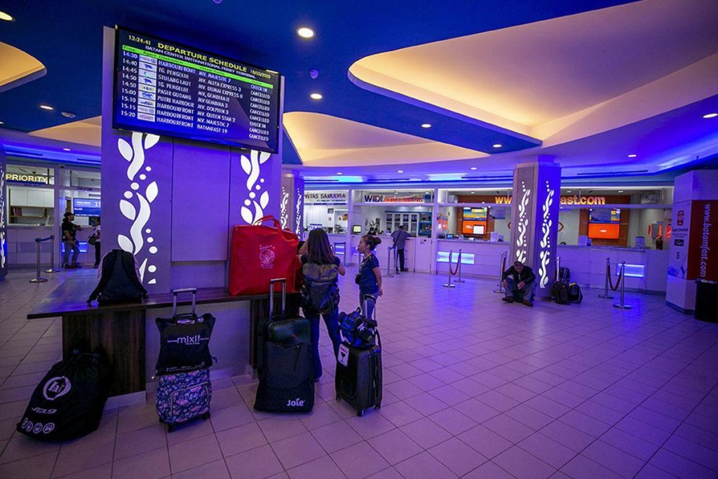 suasana dalam terminal ferry di batam center